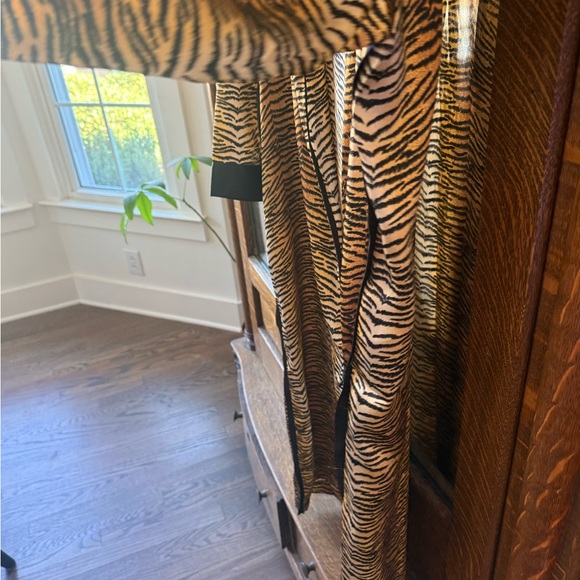 Tiger Print Long Robe - Picture 5 of 5